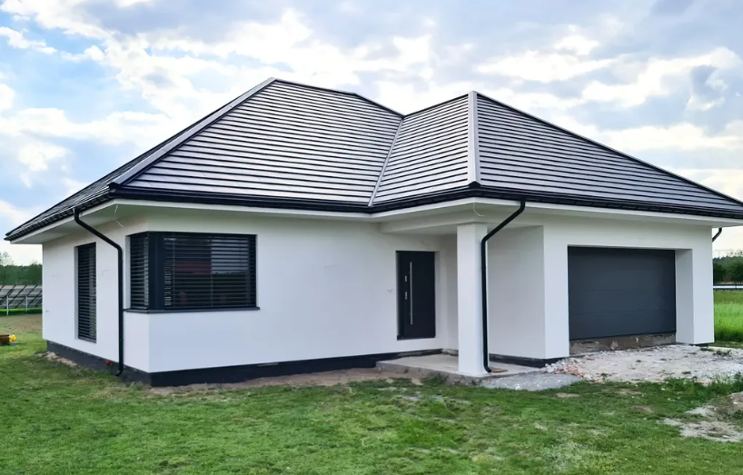 Dokončený bungalov s interiérovými žaluziemi v antracitu