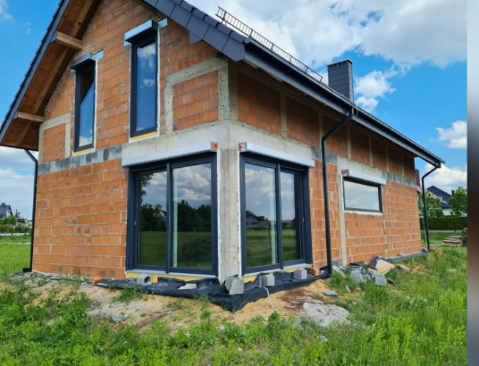 Novostavba s rohovým zasklením připraveným na žaluzie